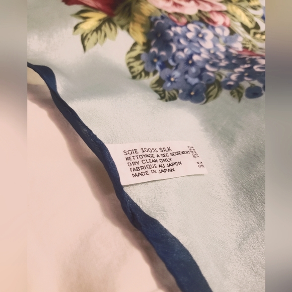 ⭐️LUXURY HOST PICK⭐️ Diane Von Furstenberg silk scarf size 58x11 - Picture 4 of 7